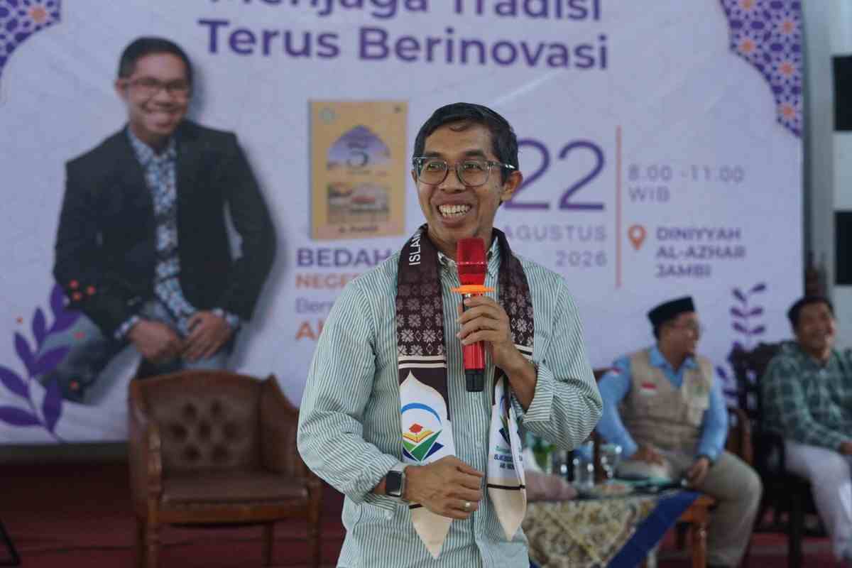 Ahmad Fuadi tampil membawakan materi bedah buku Negeri 5 Menara dengan penuh semangat di hadapan peserta.
